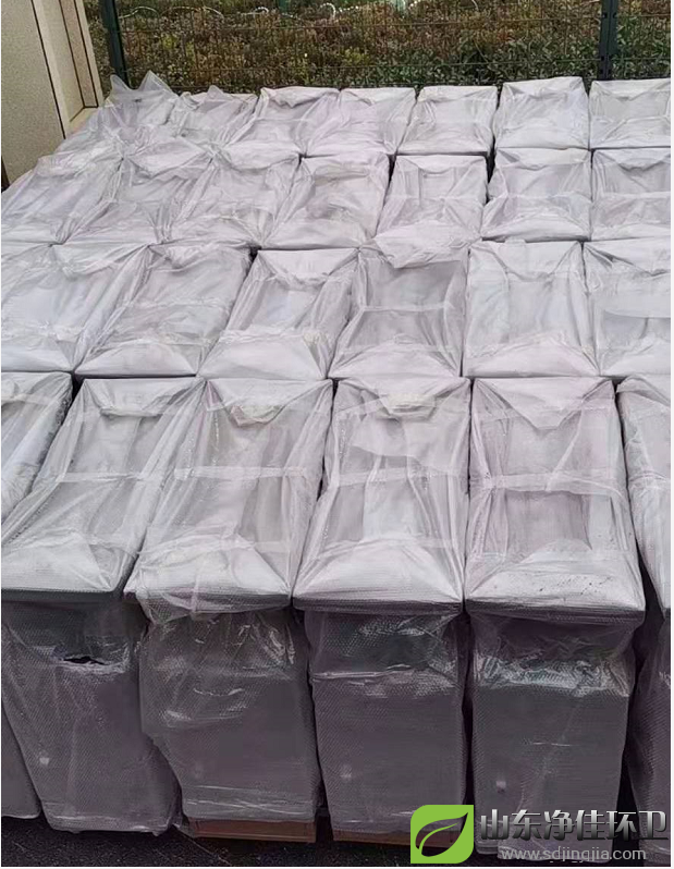 不銹鋼本身耐空氣、蒸汽、水等弱腐蝕介質(zhì)和酸、堿、鹽等化學(xué)浸蝕性介質(zhì)腐蝕，所以不銹鋼垃圾桶耐用性高加上外面的烤漆工藝使得垃圾桶的防腐能力更加強(qiáng)。  烤漆工藝是將戶外粉末通過高壓靜電設(shè)備充電，在電場(chǎng)的作用下，將涂料噴涂到金屬垃圾桶的表面，粉末會(huì)被均勻地吸附在工件表面，形成粉狀的涂層；而粉狀涂層經(jīng)過高溫烘烤后流平固化，顆粒會(huì)融化成一層致密的效果各異的最終保護(hù)涂層；牢牢附著在垃圾桶表面，具有防腐防銹的特點(diǎn).  一、不粘性：幾乎所有物質(zhì)都不與特氟龍涂膜粘合。很薄的膜也能顯示出很好的不粘附性能。   二、耐熱性：特氟龍涂膜具有優(yōu)良的耐熱和耐低溫特性。短時(shí)間可耐高溫到300℃，一般在240℃~260℃之間可連續(xù)使用，具有顯著的熱穩(wěn)定性，它可以在冷凍溫度下工作而不脆化，在高溫下不融化。   三、滑動(dòng)性：特氟龍涂膜有較低的摩擦系數(shù)。負(fù)載滑動(dòng)時(shí)摩擦系數(shù)產(chǎn)生變化，但數(shù)值僅在0.05-0.15之間。   四、抗?jié)裥裕禾胤埻磕け砻娌徽此陀唾|(zhì)，生產(chǎn)操作時(shí)也不易沾溶液，如粘有少量污垢，簡(jiǎn)單擦拭即可清除。停機(jī)時(shí)間短，節(jié)省工時(shí)并能提高工作效率。   五、耐磨損性：在高負(fù)載下，具有優(yōu)良的耐磨性能。在一定的負(fù)載下，具備耐磨損和不粘附的雙重優(yōu)點(diǎn)。   六、耐腐蝕性：特氟龍幾乎不受藥品侵蝕，可以保護(hù)零件免于遭受任何種類的化學(xué)腐蝕。  所以這款不銹鋼烤漆垃圾桶更防腐，耐腐蝕，更堅(jiān)固，使用時(shí)間更長(zhǎng)久不易損壞。